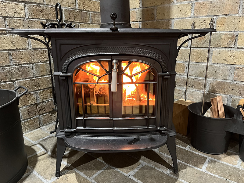 薪ストーブのある暖かいリビング